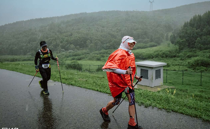 越野赛雨中参赛者